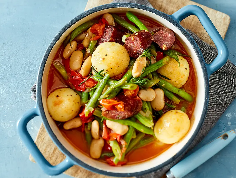 Gemischter Bohnentopf mit Mettwurst und Knödeln Rezept Gemischter Bohnentopf mit Mettwurst und Knödeln Rezept
