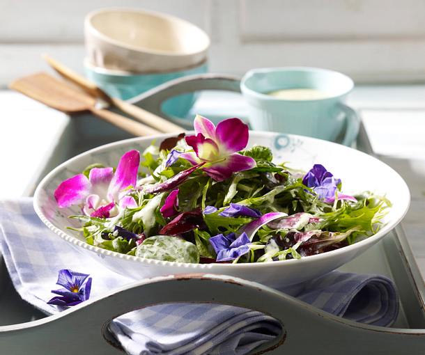 Gemischter Gartensalat mit Rucola-Dressing und bunten Blüten Rezept Gemischter Gartensalat mit Rucola-Dressing und bunten Blüten Rezept