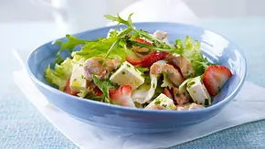 Gemischter Salat mit Erdbeeren, Putenbruststreifen und Fetakäse (Trennkost; Eiweiß-Gruppe) Rezept - Foto: LECKER @ Bauer Media Group Gemischter Salat mit Erdbeeren, Putenbruststreifen und Fetakäse (Trennkost; Eiweiß-Gruppe) Rezept - Foto: LECKER @ Bauer Media Group