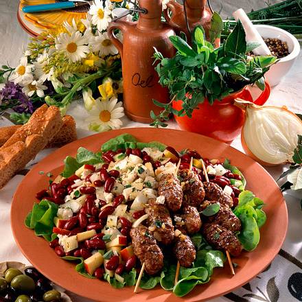 Gemischter Salat mit Ćevapčići-Spießen Rezept Gemischter Salat mit Ćevapčići-Spießen Rezept