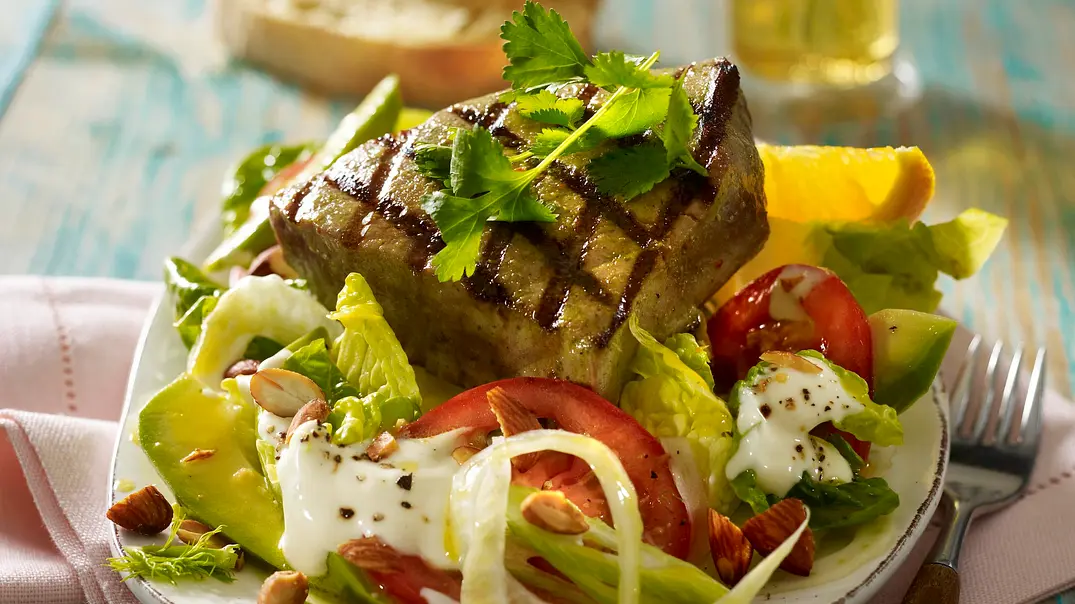 Gemischter Salat mit gegrilltem Thunfischsteak Rezept - Foto: LECKER @ Bauer Media Group