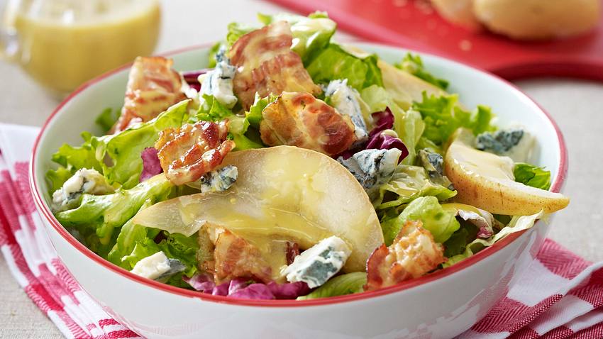 Gemischter Salat mit Gorgonzola, gebratener Birne und Speckstreifen Rezept - Foto: House of Food / Bauer Food Experts KG