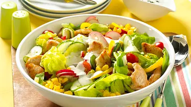 Gemischter Salat mit Putenbrust Rezept - Foto: LECKER @ Bauer Media Group