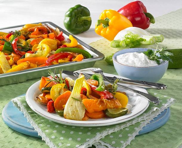Gemischtes Gemüse vom Blech mit Knoblauchdip Rezept Gemischtes Gemüse vom Blech mit Knoblauchdip Rezept
