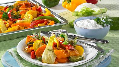 Gemischtes Gemüse vom Blech mit Knoblauchdip Rezept - Foto: LECKER @ Bauer Media Group