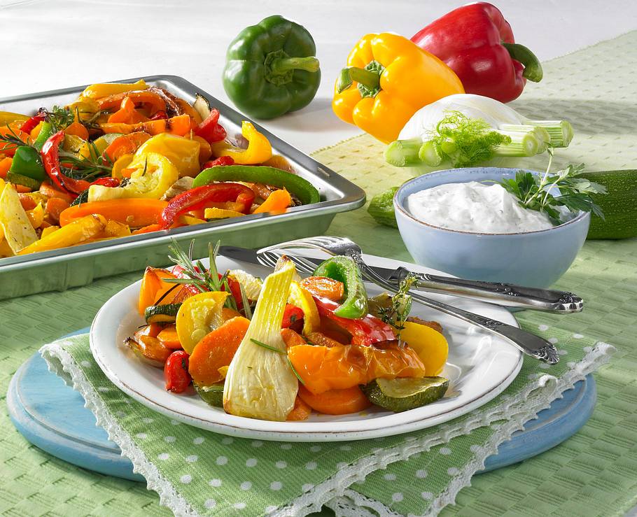 Gemischtes Gemüse vom Blech mit Knoblauchdip Rezept