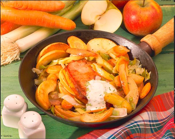 Gemüse-Apfel-Pfanne mit Kasseler Rezept Gemüse-Apfel-Pfanne mit Kasseler Rezept