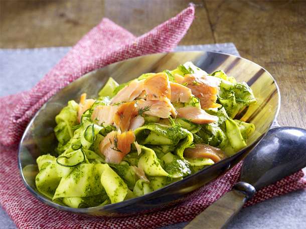 Gemüse-Bandnudeln mit Stremellachs und Würzpistou Rezept Gemüse-Bandnudeln mit Stremellachs und Würzpistou Rezept