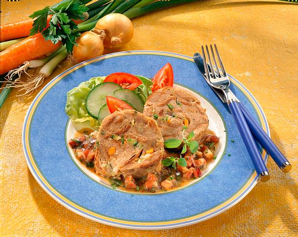 Gemüse-Brotroulade auf Specksoße Rezept Gemüse-Brotroulade auf Specksoße Rezept