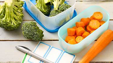 Gemüse einfrieren: Brokkoli und Möhren in Gefrierdosen - Foto: House of Food / Bauer Food Experts KG