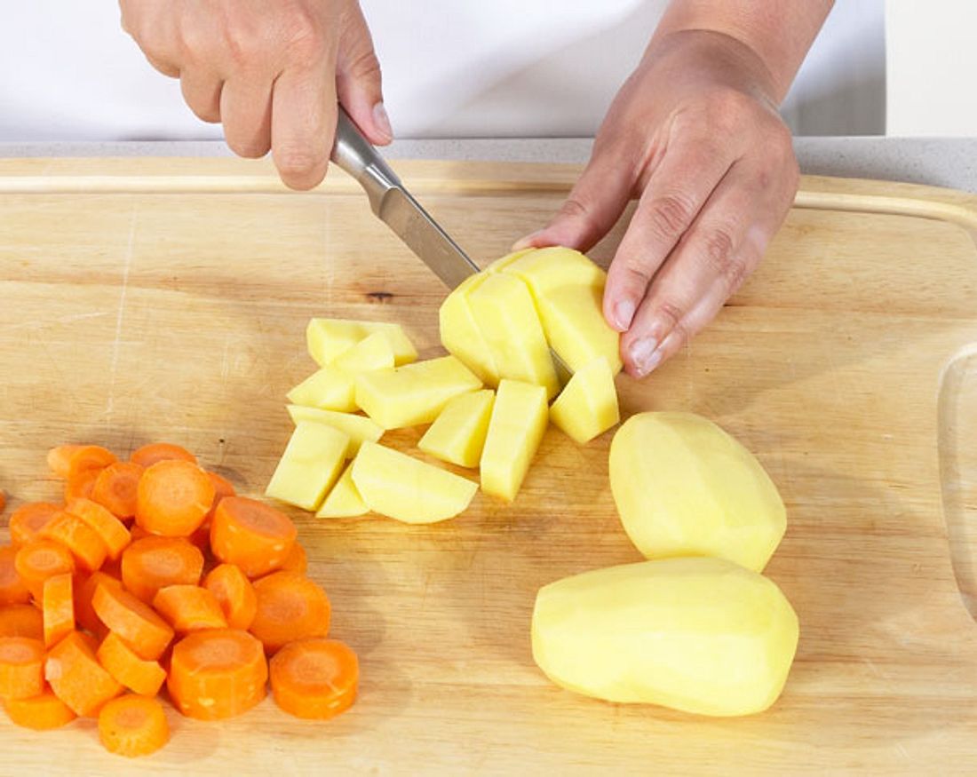 Gemüse fürs Gulasch schneiden