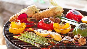 Verschiedene Gemüsesorten auf dem Grill - Foto: gettyimages, Victoria Pearson