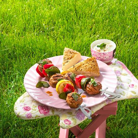 Gemüse-Hack-Spieße mit Tsatsiki Rezept Gemüse-Hack-Spieße mit Tsatsiki Rezept