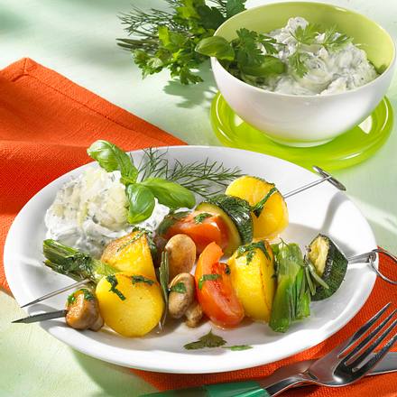 Gemüse-Kartoffel-Spieße mit Kräuterquark Rezept Gemüse-Kartoffel-Spieße mit Kräuterquark Rezept