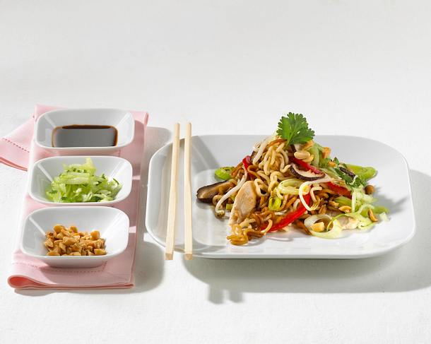 Gemüse-Nudeln mit Hähnchenfiletstreifen Rezept Gemüse-Nudeln mit Hähnchenfiletstreifen Rezept