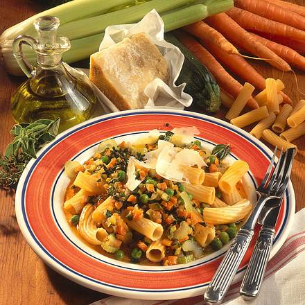 Gemüse-Nudeln mit Parmesan Rezept Gemüse-Nudeln mit Parmesan Rezept