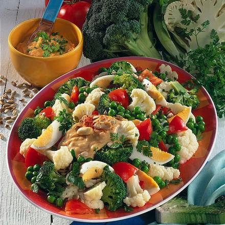 Gemüse-Salat mit Erdnuß-Soße Rezept