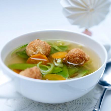 Gemüsebrühe mit Backerbsen Rezept
