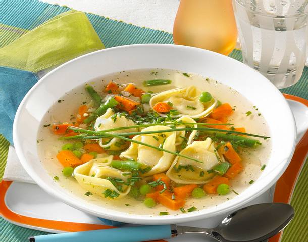 Gemüsebrühe mit Tortelloni Rezept Gemüsebrühe mit Tortelloni Rezept