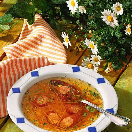 Gemüsebrühe mit Wurstscheiben Rezept Gemüsebrühe mit Wurstscheiben Rezept