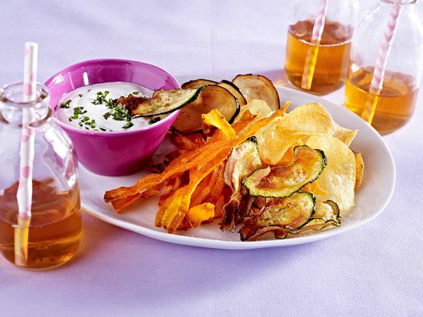 Gemüsechips mit Joghurt-Kräuter-Dip Rezept Gemüsechips mit Joghurt-Kräuter-Dip Rezept