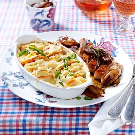 Gemüsegratin mit Kotelett und Honigschalotten Rezept Gemüsegratin mit Kotelett und Honigschalotten Rezept