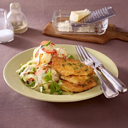 Gemüsenudeln mit Kräuter-Schnitzelchen mit QimiQ Rezept