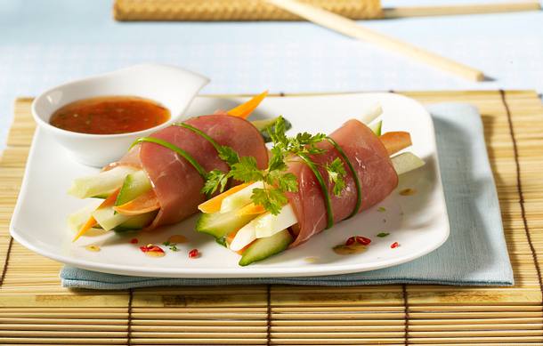 Gemüsepäckchen mit Lachsschinken und Chili-Asia-Soße Rezept Gemüsepäckchen mit Lachsschinken und Chili-Asia-Soße Rezept