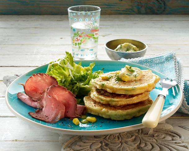 Gemüsepancakes mit Erbsen und Mais zu Roastbeef-Aufschnitt und Salat Rezept Gemüsepancakes mit Erbsen und Mais zu Roastbeef-Aufschnitt und Salat Rezept