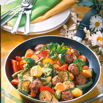 Gemüsepfanne mit Kräuterklößchen Rezept Gemüsepfanne mit Kräuterklößchen Rezept