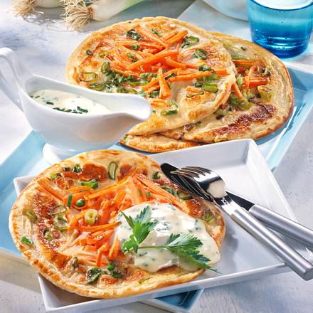 Gemüsepfannkuchen mit Käse-Schnittlauchsoße Rezept