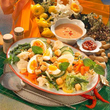 Gemüseplatte mit Erdnuss-Soße Rezept