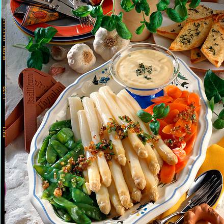 Gemüseplatte mit Knoblauch-Creme Rezept