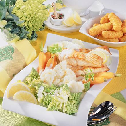 Gemüseplatte mit Zitronensahne & Lachs Rezept Gemüseplatte mit Zitronensahne & Lachs Rezept