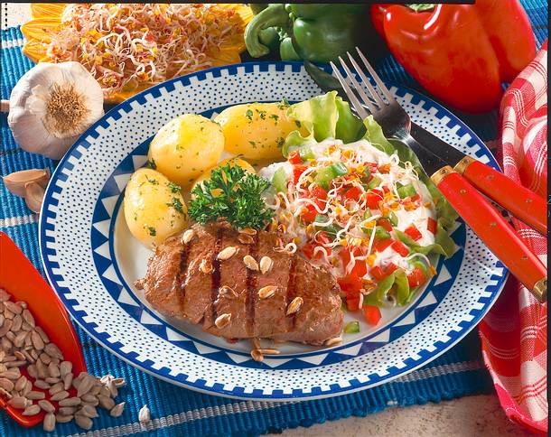 Gemüsequark mit Pellkartoffeln und gegrilltem Rind Rezept Gemüsequark mit Pellkartoffeln und gegrilltem Rind Rezept