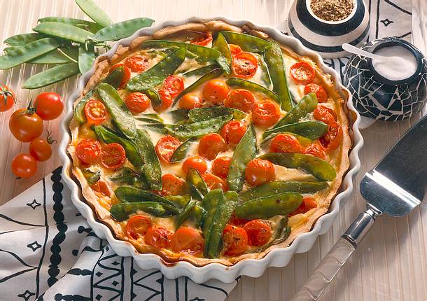 Gemüsequiche mit Zuckererbsen und Kirschtomaten Rezept Gemüsequiche mit Zuckererbsen und Kirschtomaten Rezept