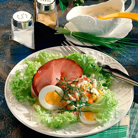 Gemüseremoulade auf Salat und Schinken Rezept