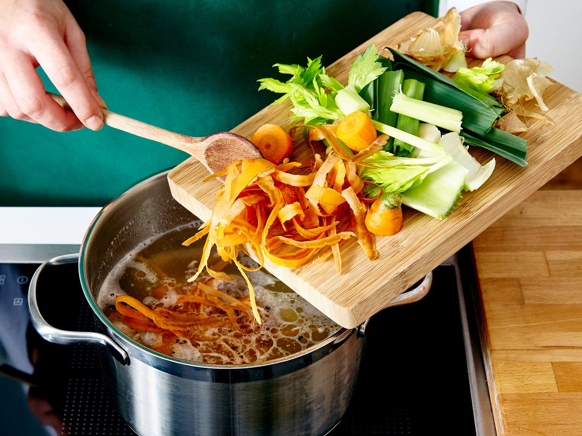 Gemüsereste für Suppen oder Brühe verwenden