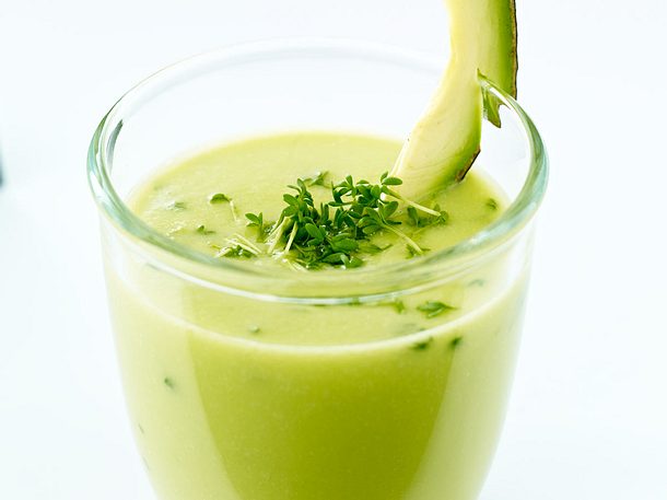 Gemüsesaft mit Avocado, Selleriesaft und Kresse Rezept