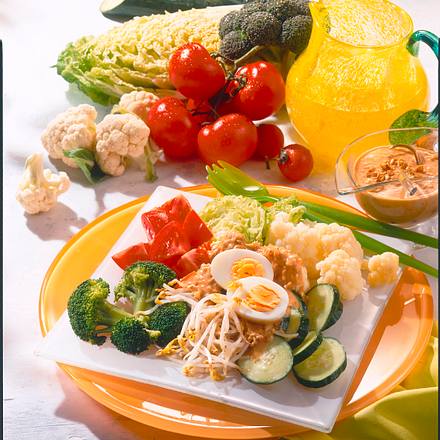 Gemüsesalat mit Erdnuss-Soße Rezept Gemüsesalat mit Erdnuss-Soße Rezept