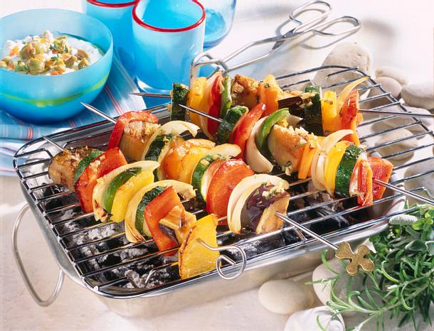 Gemüsespieße vom Grill mit Paprika, Auberginen, Zucchini und Zwiebeln mit Schafskäsedip und Fladenbrot Rezept Gemüsespieße vom Grill mit Paprika, Auberginen, Zucchini und Zwiebeln mit Schafskäsedip und Fladenbrot Rezept