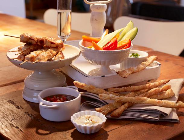 Gemüsesticks und Knusperstangen mit drei Dips Rezept