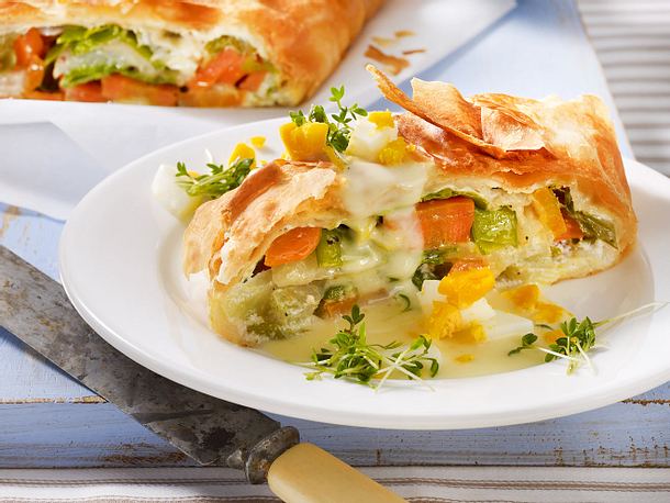 Gemüsestrudel mit Kresse-Béchamel Rezept Gemüsestrudel mit Kresse-Béchamel Rezept