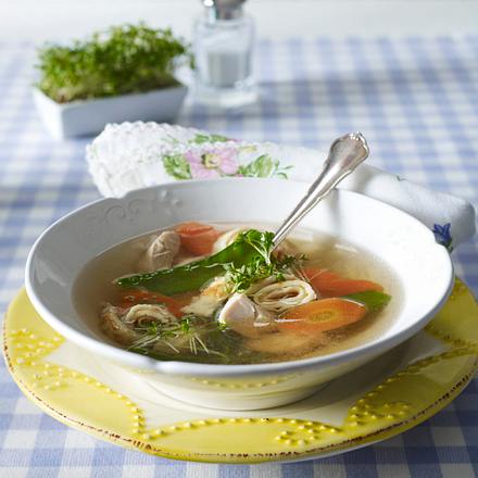 Gemüsesüppchen mit Crêpeschnecken Rezept Gemüsesüppchen mit Crêpeschnecken Rezept