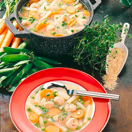 Gemüsesuppe mit Käse-Sesamklößchen Rezept