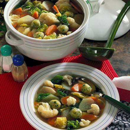 Gemüsesuppe mit Käsebällchen Rezept Gemüsesuppe mit Käsebällchen Rezept