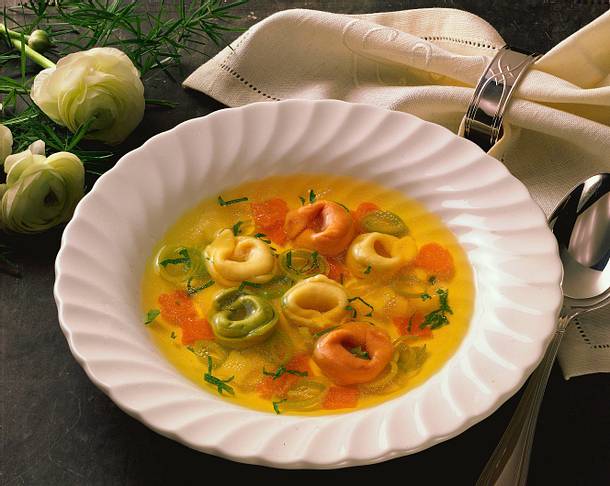 Gemüsesuppe mit Tortellini Rezept Gemüsesuppe mit Tortellini Rezept