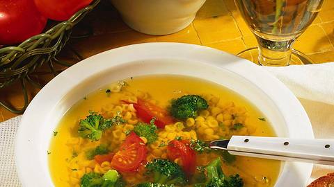 Gemüse-Bouillon mit Nudeln Rezept - Foto: House of Food / Bauer Food Experts KG