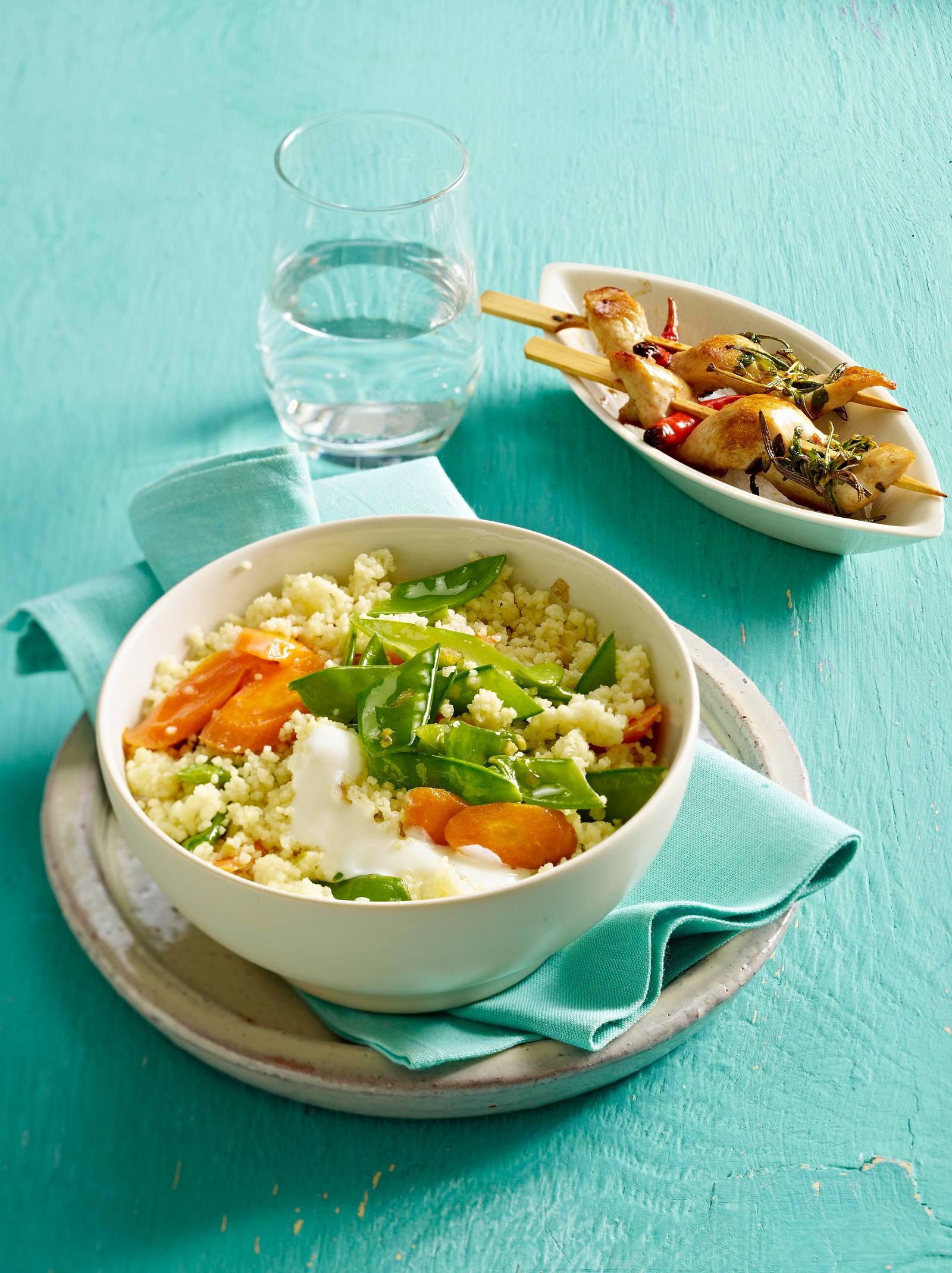 Gemüse-Couscous mit Hähnchenspießen Rezept | LECKER