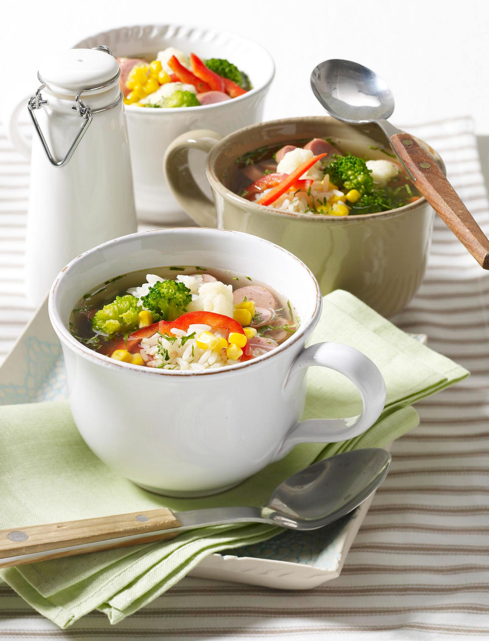 Gemüse-Eintopf mit Würstchen Rezept | LECKER